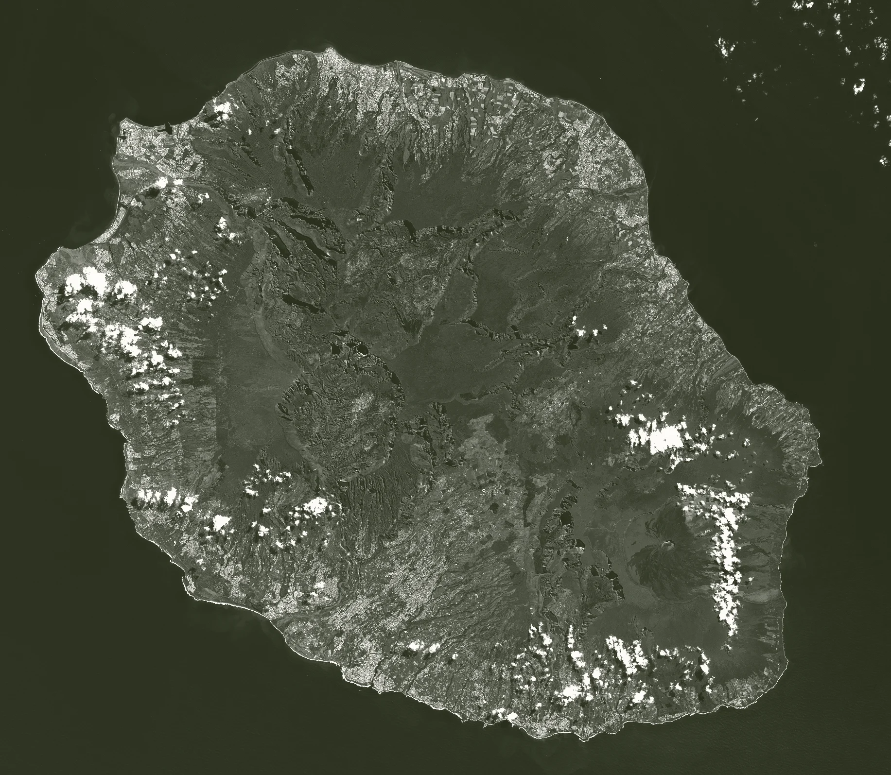 La Réunion vue par Sentinel-2 en lumière visible : le relief se lit, mais pas la vigueur des cultures